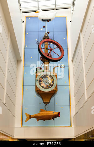 La pêche dans l'horloge qui souhaitent Regent Arcade dans le centre-ville de Cheltenham Banque D'Images