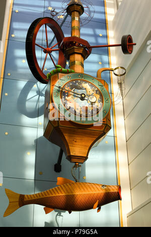 La pêche dans l'horloge qui souhaitent Regent Arcade dans le centre-ville de Cheltenham Banque D'Images