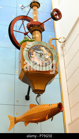 La pêche dans l'horloge qui souhaitent Regent Arcade dans le centre-ville de Cheltenham Banque D'Images