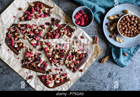 L'écorce au chocolat maison aux noisettes, arachides, canneberges et framboises lyophilisés Banque D'Images