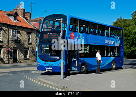 Bus Coastliner dans Thornton-le-Dale, North Yorkshire, England, England UK Banque D'Images