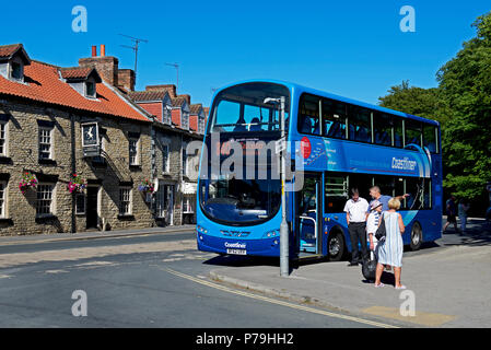 Bus Coastliner dans Thornton-le-Dale, North Yorkshire, England, England UK Banque D'Images