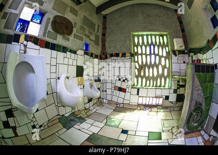 Toilettes publiques Hundertwasser intérieur à Kawakawa, Nouvelle-Zélande Banque D'Images