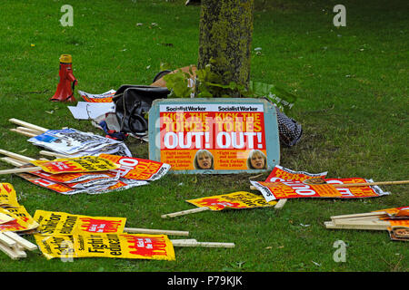 Deux plaques sur le sol avant d'une manifestation sur College Green, Bristol, Royaume-Uni le 10 juin 2017 dans la foulée de l'élection générale Banque D'Images