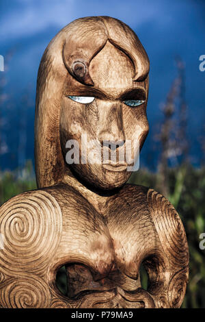 Sculpture Maori Pou Whenua par artiste Sunna Thompson à Mercer dans la baie d'Auckland, Nouvelle-Zélande Banque D'Images