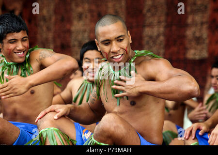 Groupe culturel d'hommes de Samoa au Festival Pasifika à Western Springs dans Auckland, Nouvelle-Zélande Banque D'Images