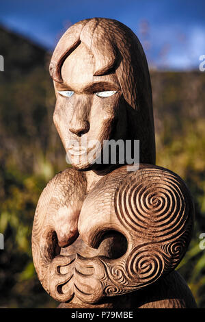 Sculpture Maori Pou Whenua par artiste Sunna Thompson à Mercer dans la baie d'Auckland, Nouvelle-Zélande Banque D'Images