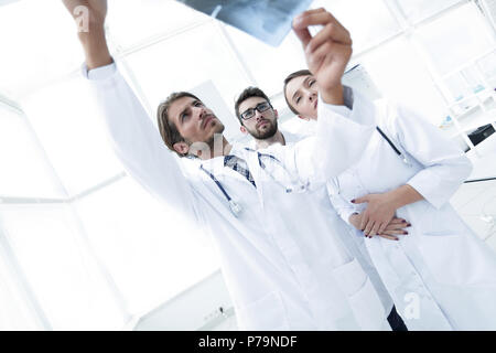 Portrait of surgeons holding x-ray report Banque D'Images