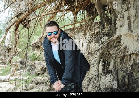Jeune homme barbu, vêtu de vêtements pour les jeunes, voyages par la mer, d'aventures sur une chaude journée d'été. Banque D'Images