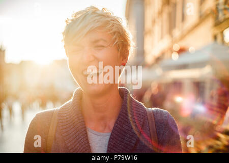 Laughing woman dans la ville au cours de l'été, contre-jour, portrait Banque D'Images