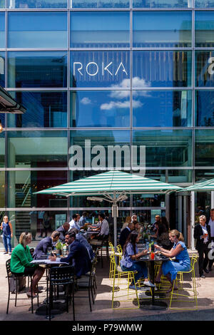 Les employés de bureau assis dans un restaurant pendant une pause déjeuner, Canary Wharf, London, Royaume-Uni Banque D'Images