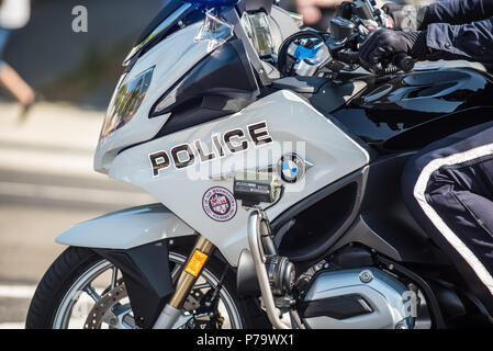 L'extrémité avant du Département de Police de Ventura et moto rider menant la parade annuelle, Pushem Pullem à Ventura, Californie le 4 juillet 2018. Banque D'Images
