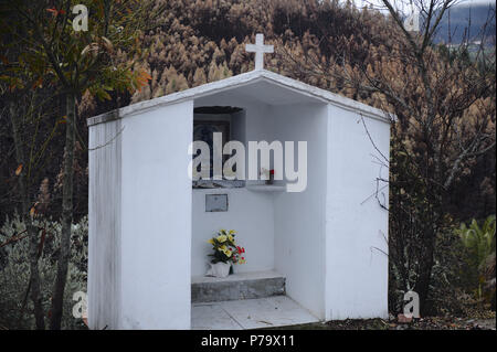 'Alminhas' sont de petits sanctuaires pour les morts, souvent dans carrefour. Banque D'Images