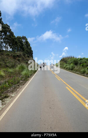 Santa Catarina, Brésil. Speedy moto sur route de montagne avec de beaux paysage et ciel bleu en arrière-plan. Banque D'Images