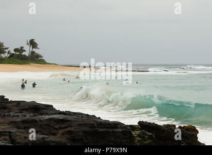 Plage de sable avec les surfeurs et les nageurs. Plage de sable fin, Halona Cove, l'île d'Oahu, Hawaii, USA. Banque D'Images