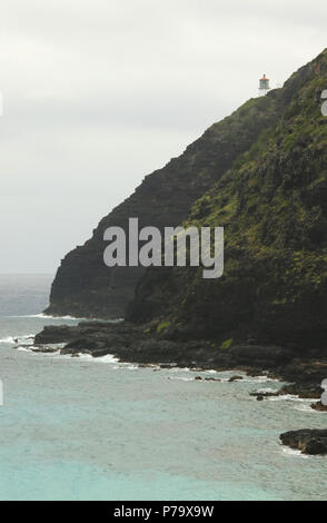 Makapuu Point Lighthouse est un petit élément du volcan Makapuu scène de la tête. Par temps nuageux, 24. L'île d'Oahu, Hawaii, USA. Banque D'Images