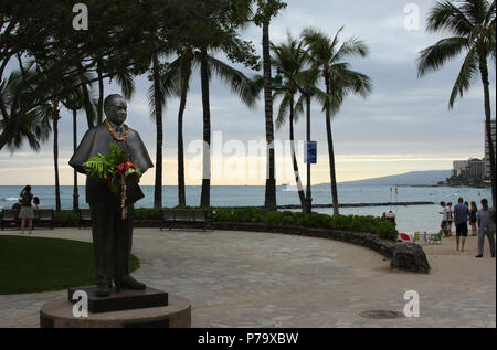 Statue de Prince Jonah Kuhio Kalaniana Ole. La plage de Waikiki, Waikiki, Honolulu, Oahu, Hawaii, USA. Banque D'Images