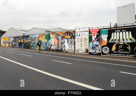 Grafitti politique couvre le mur de la paix à Belfast, en Irlande du Nord. Les murs ont été érigés pour séparer les populations loyalistes et républicaines duri Banque D'Images