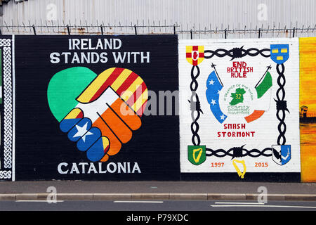 Grafitti politique couvre le mur de la paix à Belfast, en Irlande du Nord. Les murs ont été érigés pour séparer les populations loyalistes et républicaines duri Banque D'Images