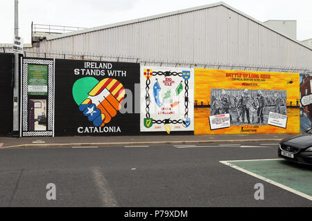 Grafitti politique couvre le mur de la paix à Belfast, en Irlande du Nord. Les murs ont été érigés pour séparer les populations loyalistes et républicaines duri Banque D'Images