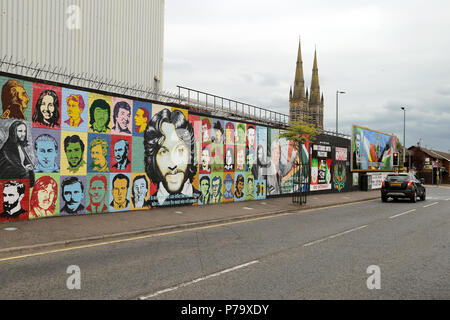 Grafitti politique couvre le mur de la paix à Belfast, en Irlande du Nord. Les murs ont été érigés pour séparer les populations loyalistes et républicaines duri Banque D'Images