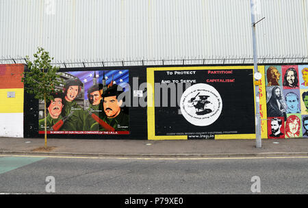 Grafitti politique couvre le mur de la paix à Belfast, en Irlande du Nord. Les murs ont été érigés pour séparer les populations loyalistes et républicaines duri Banque D'Images