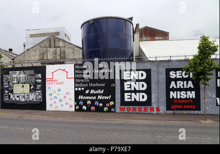 Grafitti politique couvre le mur de la paix à Belfast, en Irlande du Nord. Les murs ont été érigés pour séparer les populations loyalistes et républicaines duri Banque D'Images