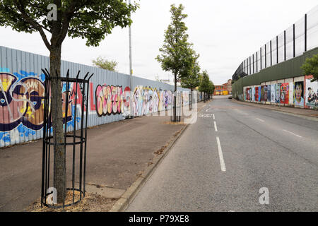 Grafitti politique couvre le mur de la paix à Belfast, en Irlande du Nord. Les murs ont été érigés pour séparer les populations loyalistes et républicaines duri Banque D'Images