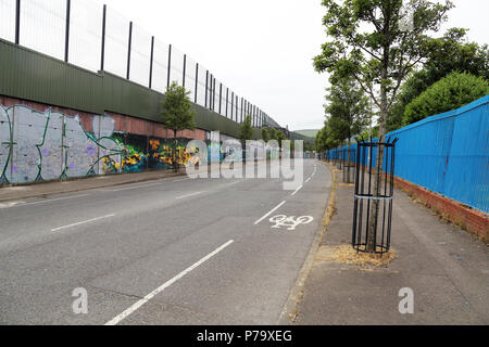 Grafitti politique couvre le mur de la paix à Belfast, en Irlande du Nord. Les murs ont été érigés pour séparer les populations loyalistes et républicaines duri Banque D'Images