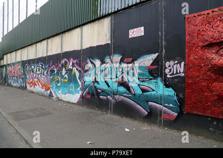 Grafitti politique couvre le mur de la paix à Belfast, en Irlande du Nord. Les murs ont été érigés pour séparer les populations loyalistes et républicaines duri Banque D'Images