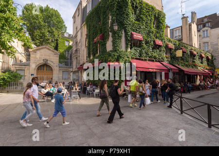 Paris, France - 24 juin 2018 : Rue des Hospitalieres-Saint-Gervais, dans le quartier du Marais. Banque D'Images