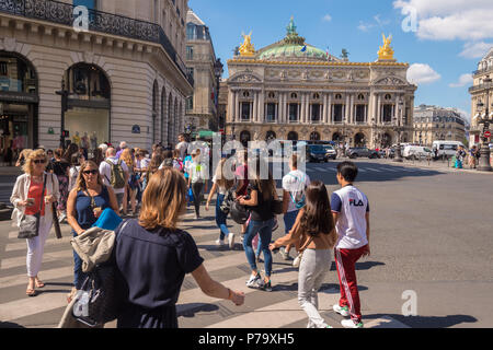 Paris, France - 25 juin 2018 : une foule de personnes traversant la rue de la Paix près de Paris Opéra Garnier. Banque D'Images