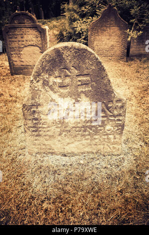 Pierres tombales dans le Nouveau cimetière juif de Prague Banque D'Images