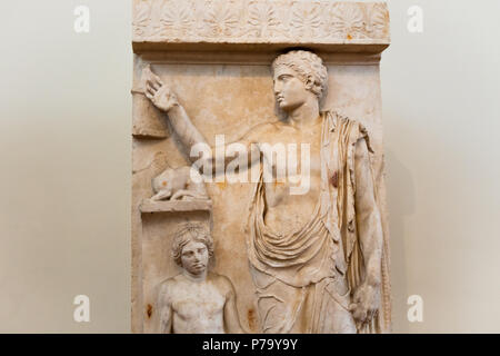 Monument tombe pierre tombale, Pentelic Marble, Comité permanent avec les jeunes, des oiseaux trouvés Aegina, Parthenon Frieze, sculpteur inspiré, Agorakritos 430-420 BC. Banque D'Images