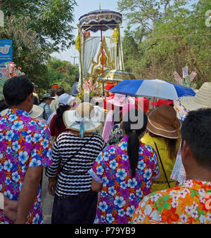 Congrégation Village golden Buddha suivantes en cours de route de temple à Udon Thani, Thaïlande Isaan, célébrer Songkran Day, Nouvel An Thaï 2018 Banque D'Images