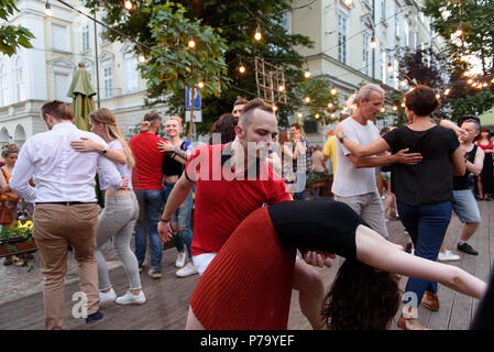 Lviv, Ukraine - juin 9, 2018 : les danseurs de salsa au café en plein air près de la fontaine de Diana à la place du marché à Lviv. Les jeunes danser la salsa. Banque D'Images