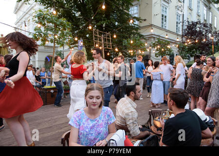 Lviv, Ukraine - juin 9, 2018 : les danseurs de salsa au café en plein air près de la fontaine de Diana à la place du marché à Lviv. Les jeunes danser la salsa. Banque D'Images