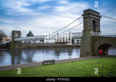 Wilford Suspension Bridge traversant la rivière Trent à Nottingham, Angleterre, Royaume-Uni Banque D'Images