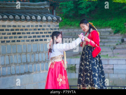 Les femmes coréennes portent une robe Hanbok à Séoul en Corée Banque D'Images