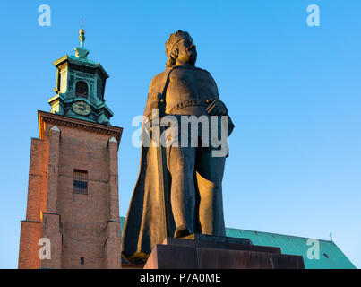 Gniezno / Pologne - le roi de Pologne et d'une statue de Chrobry soir vue de la tour de la cathédrale. Banque D'Images