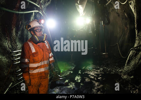 Cerro de Pasco, Pérou - 14 juillet 2017 : Miner dans la mine. Miner l'intérieur de la mine en uniforme et avec un air de confiance. Banque D'Images