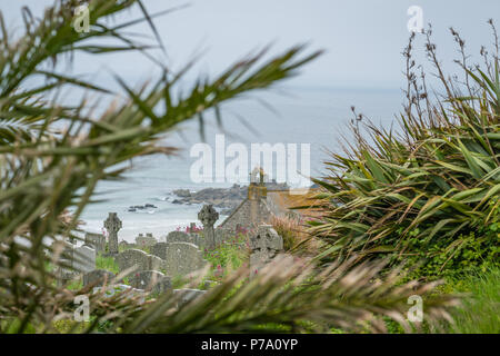 Vue de l'ancien cimetière et petite chapelle à St Ives, Cornwall, Angleterre Banque D'Images