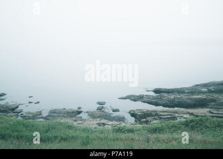 Matin brume sur la côte de Cornouailles comme vu de la forteresse au sommet du Mont St Michel à Cornwall, Angleterre, Marazion Banque D'Images