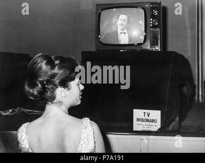 Gigliola cinquetti observe Domenico Modugno à la télévision, Sanremo, 1966 Banque D'Images