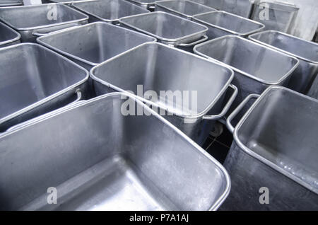 Un chariot pour le transport de la viande. La capacité de l'acier de l'usine de conditionnement de viande. L'usine d'équipement pour la production de saucisses. L'arrière-plan. Banque D'Images