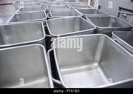 Un chariot pour le transport de la viande. La capacité de l'acier de l'usine de conditionnement de viande. L'usine d'équipement pour la production de saucisses. L'arrière-plan. Banque D'Images