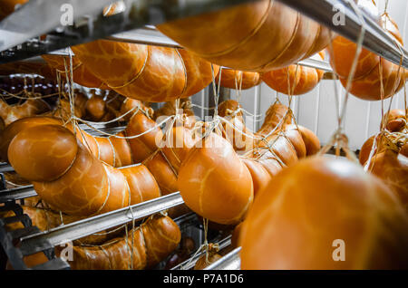 La saucisse. Ligne de production de saucisses. Sur le comptoir de la saucisse pour le fumoir. Fabrication industrielle des saucisses. Banque D'Images