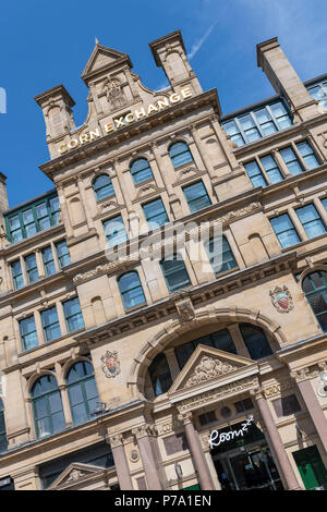 The Corn Exchange à Manchester, UK photographié contre un ciel bleu Banque D'Images