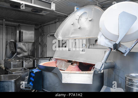 Cutter pour broyer la viande. Ligne de production de saucisses. Processus de fabrication de saucisses. Fabrication industrielle de saucisses. Boutique de la viande. Banque D'Images