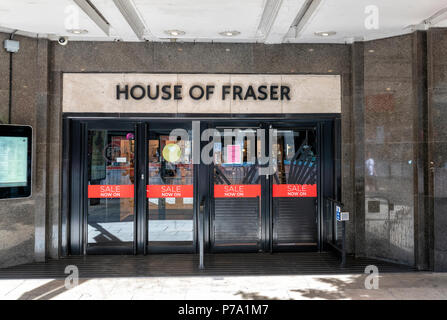 Vente d'affiches sur les portes d'une House of Fraser Department Store à Manchester, UK Banque D'Images